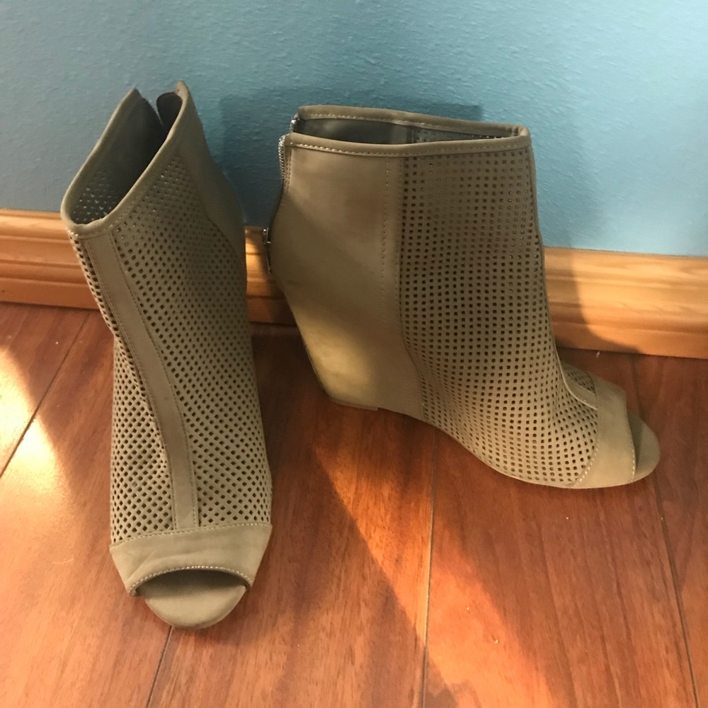 Juicy Couture tan cage wedges